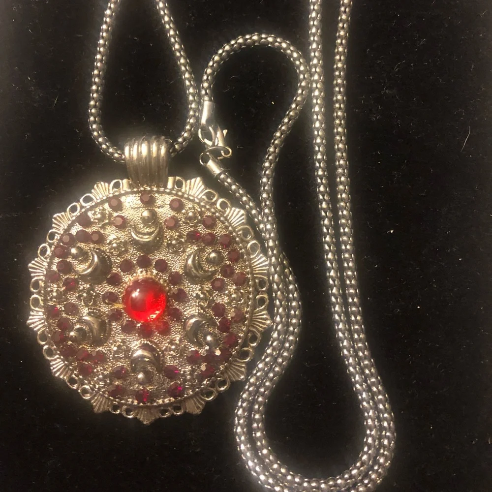 🌞 Unique unisex vintage Gothic long Necklace red stones on metal pendant 33”